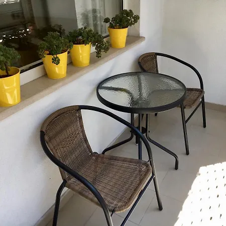 Avenue Apartment *